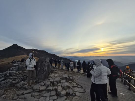 [르포] “붉은 말 기운 받자”…강추위 뚫고 무등산에 선 병오년 새해