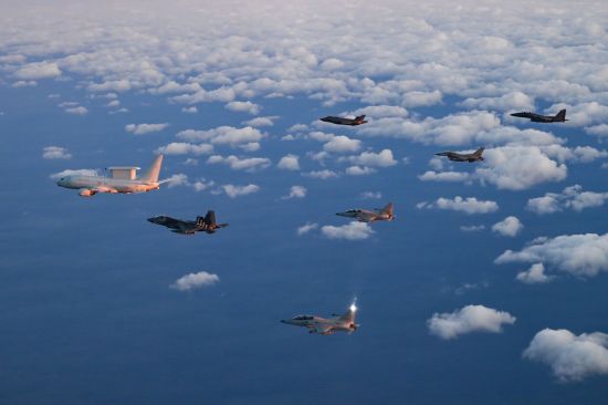 국방장관 하늘에서 '엄지척'…KF-21 국산전투기 첫 엄호작전 '장관'