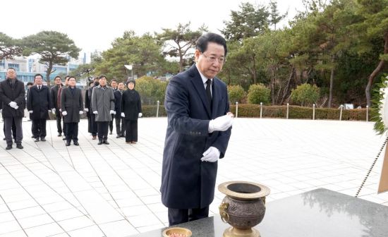 김영록 지사, 새해 첫 일정…목포 현충탑 참배