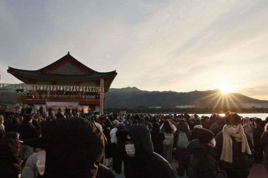 "소망 이루세요" … 창원특례시, 진해루서 시민 3000여명과 병오년 새해 맞아