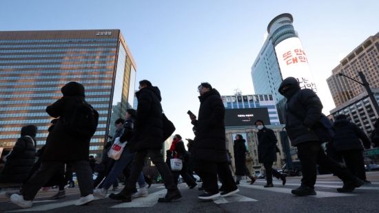 "정년연장시 연공성 완화 필요…저연차 임금 높이고 고연차 낮춰야"