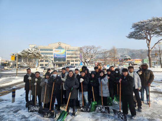 "시무식 대신 제설 삽" 고창군, 폭설에 전 직원 투입