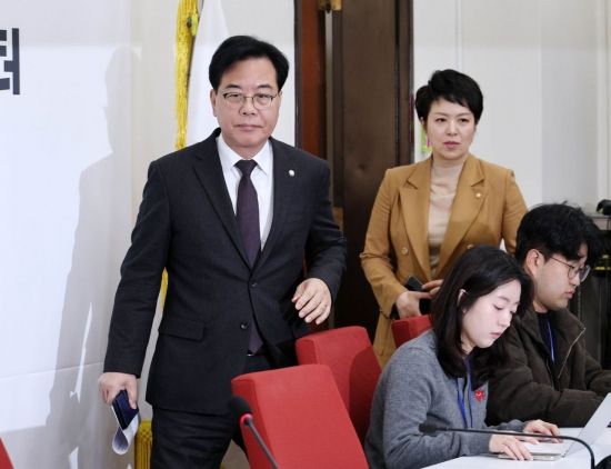 [포토] 기자간담회 참석하는 송언석-김은혜