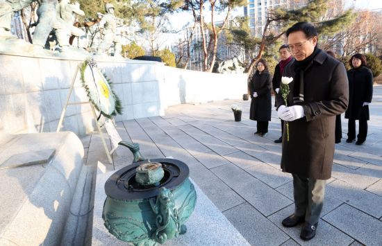 임태희 경기교육감, 2일 안양 현충탑 참배로 새해 일정 시작