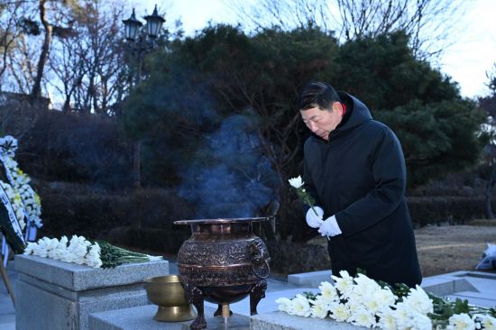 백경현 시장 "순국선열의 희생 헛되지 않게"…현충탑 신년 참배