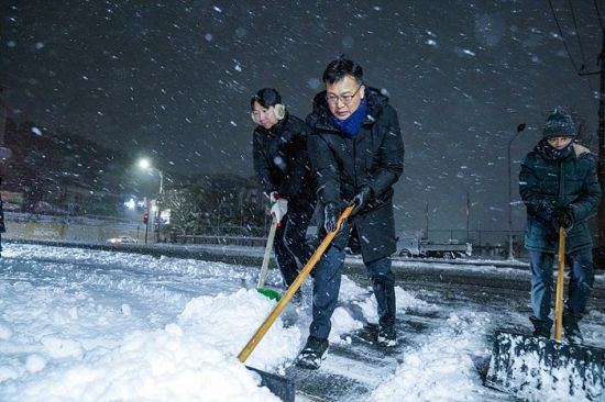 목포시, 밤샘 제설작업으로 시민 불편 최소화 총력