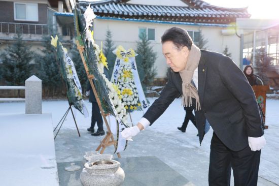 화순군, 2026년 시무식…충혼탑 참배