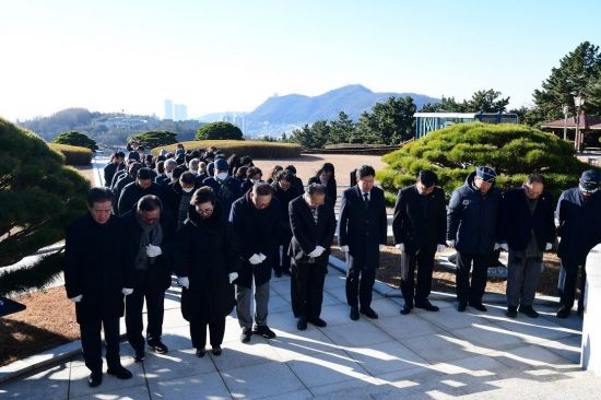 묵념으로 시작한 병오년… 부산지방보훈청, 현충시설 신년 참배
