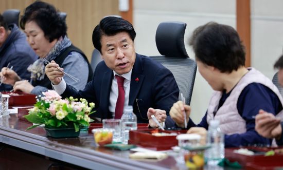 서강석 송파구청장, 청사관리 근무자와의 식사로 새해 시작