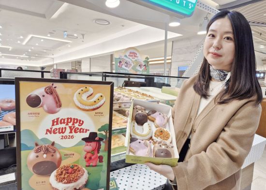 "福 한 입 하실래요?"… 롯데百 부산본점, 붉은 말이 배달한 '당 충전' 행운