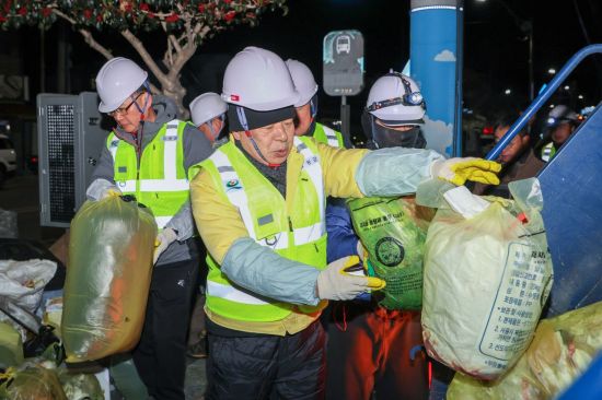 이상근 고성군수, 환경근로자와 함께 쓰레기 수거로 새해 시작