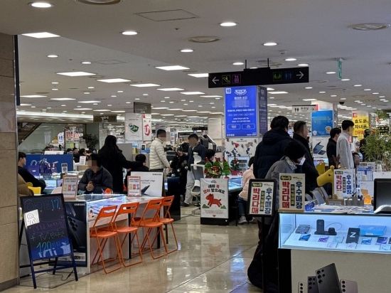 "갤S25에 45만원 얹어드려요"…KT 위약금 면제, 단통법 폐지 후 첫 전면전