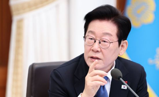 李대통령 "검찰개혁·보완수사권 당에서 논의, 정부는 의견 수렴" 지시