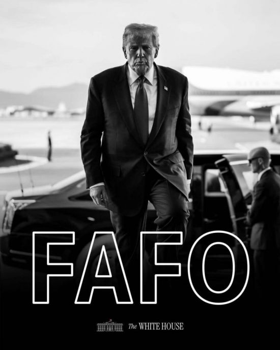 "까불면 죽어" 백악관 SNS에 욕설 담긴 경고…트럼프 흑백사진도 화제