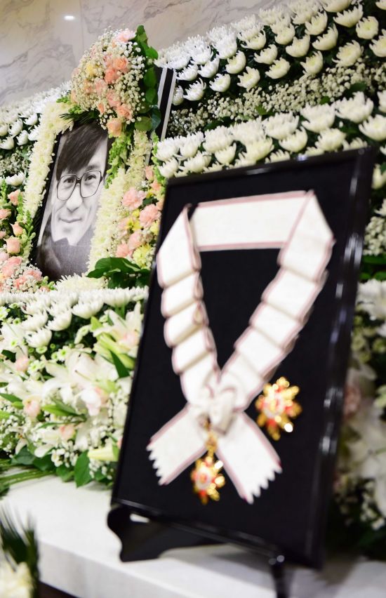 최휘영 문체부 장관, 안성기 빈소 찾아 금관문화훈장 전수