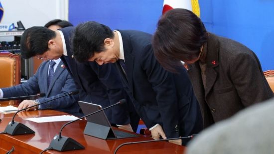 [포토] 고개 숙여 인사하는 문진석 원내대표 직무대행