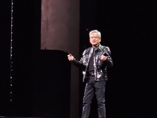 [CES 2026]젠슨 황 "물리 인공지능 시대" 선언…벤츠 협업 자율주행차 2026년 출시