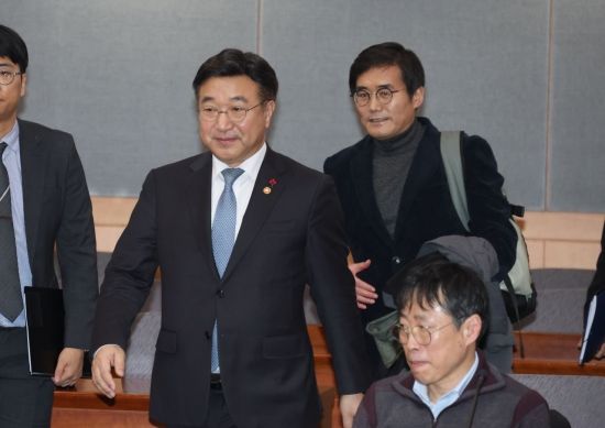 [포토] 공공데이터전략위원회 참석하는 윤호중 장관