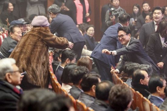 [포토] 영등포구 주민들과 인사하는 김민석 국무총리