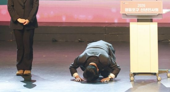 [포토] 영등포구 주민들에게 큰절하는 김민석 국무총리