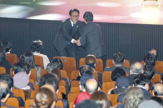 [포토] 최호권 영등포구청장과 인사하는 김민석 국무총리