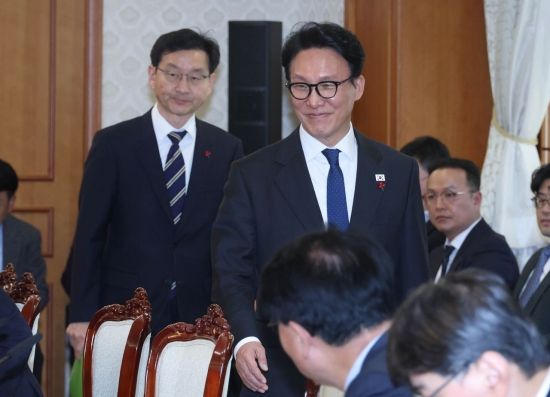 [포토] 업무보고 참석하는 김민석 총리