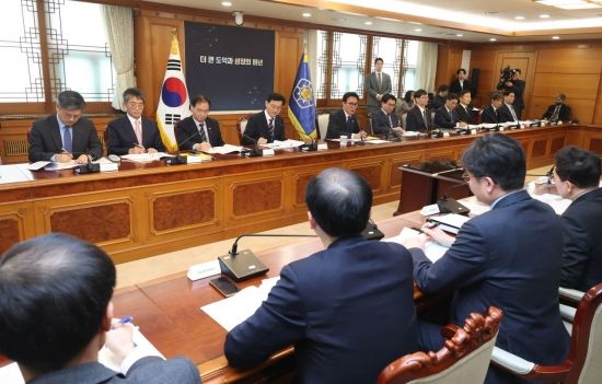 [포토] 총리실 업무보고 주재한 김민석 총리