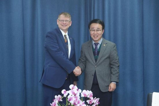 주부산미국영사관 듀이 무어 수석영사, 부산진해경자청 공식 방문