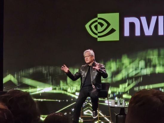 젠슨 황 "AI 연산 수요, 10배씩 커졌다"…CES서 전자공학 노벨상 수상