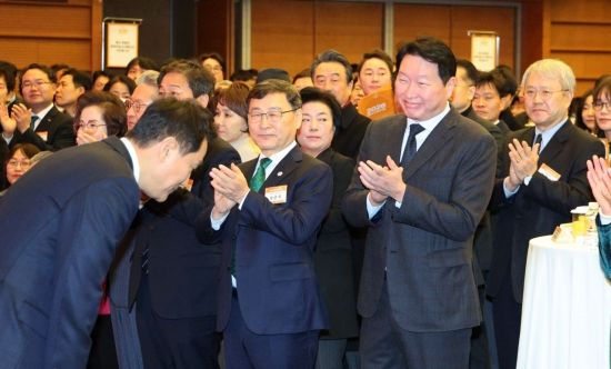 [포토] 허리 숙여 인사하는 오세훈 시장