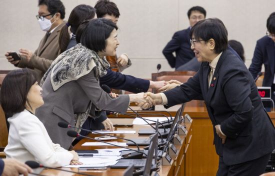 아동수당 지급대상 확대 복지위 통과…"인구감소지역 추가지급은 일단 올해만 적용"