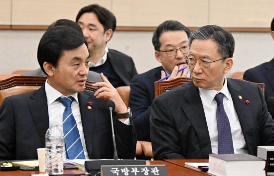 [포토] 대화하는 안규백-정성호 장관