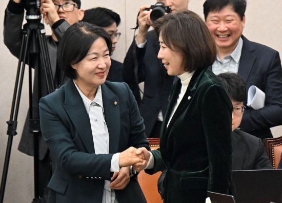 [포토] 악수하는 추미애-나경원