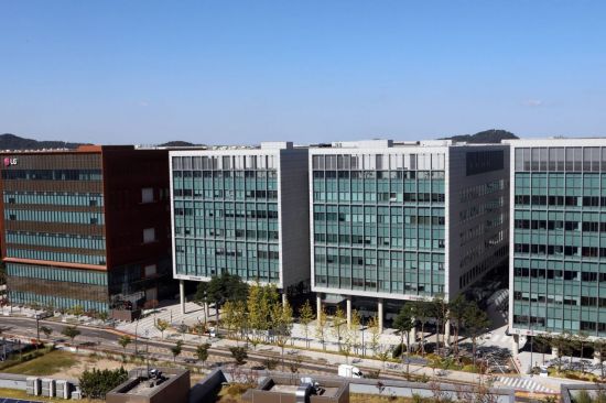 유리기판 도전장 낸 LG이노텍, '기술 개발' 속도 낸다