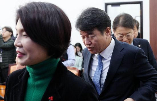 [포토] 정책조정회의 참석하는 문진석-한정애