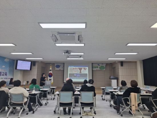 밥 짓는 손, 마음도 돌본다… 울릉군, 급식종사자 정신건강·생명존중 교육
