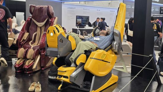 [CES 2026]"마사지 수트, 생각 읽는 기계" 눈길 끈 이색 전시…헬스케어에서도 'AI 붐'