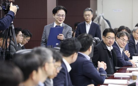 [포토] 회의실 들어서는 김정관 산업부 장관