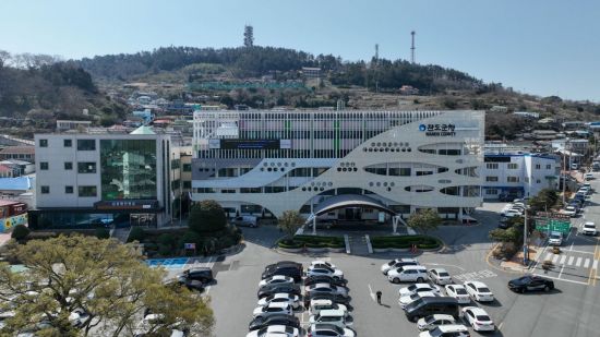 완도군, 9급 공무원 27명 '대규모 채용'…보건직 15명