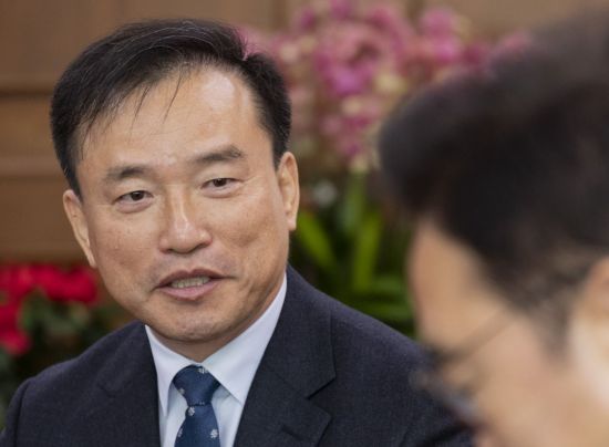 李대통령, 김종철 방미통위 위원장에 임명장 수여