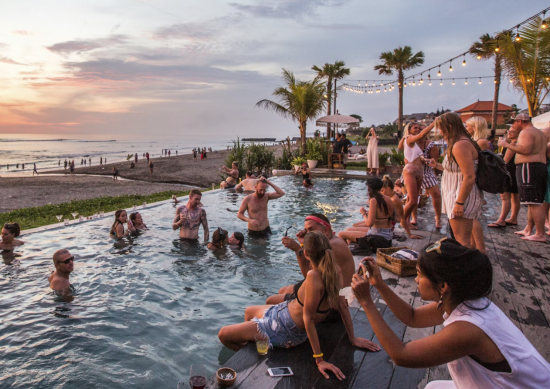 "천국의 섬에 돈 없으면 오지마?"…외국인 관광객에 잔고 증명 추진