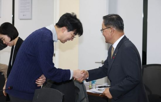 [포토] 위원들과 인사나누는 정구창 성평등부 차관