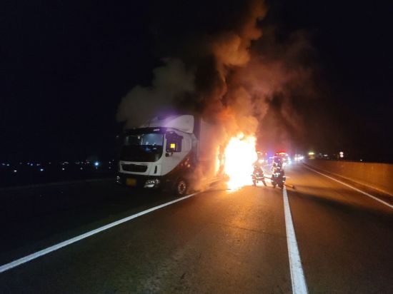 함안 중부내륙고속도로 달리던 7.5t 화물차서 '불' … 인명피해 없어