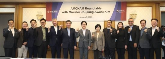 [포토] 기념촬영하는 김정관 장관과 제임스김 암참 회장