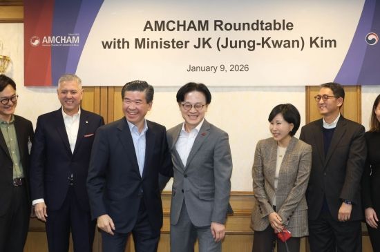 [포토] 밝은 표정의 김정관 장관과 제임스김 암참 회장