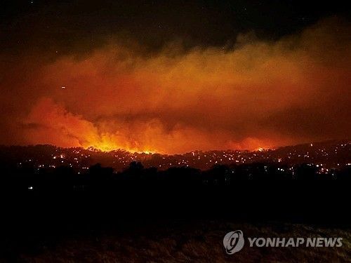 호주, 40도 넘는 폭염에…대형 산불 사흘째 확산