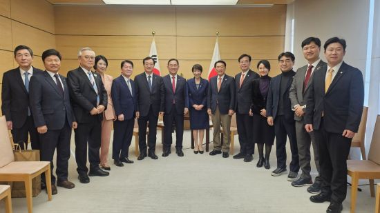日총리 "국제정세 엄중…한일 우호·협력 강화해야"