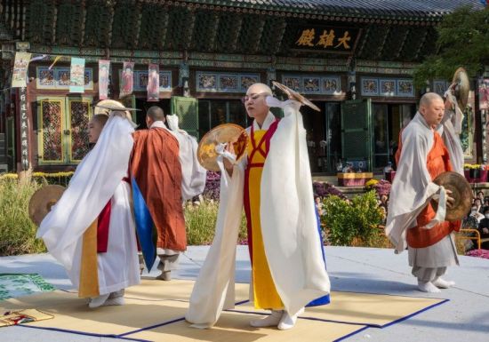 '힙불교' 예상보다 영…조계종 출가자 수 아쉽네