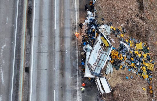 국토부 "서산영덕고속道 5명 사망…도로공사 제설 미비 감사"