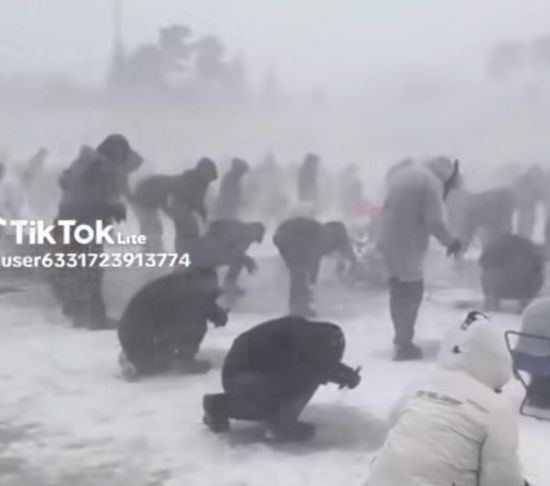 역대급 강풍에도 굳건…"송어는 잡아야죠" 홍천강 꽁꽁축제 인파